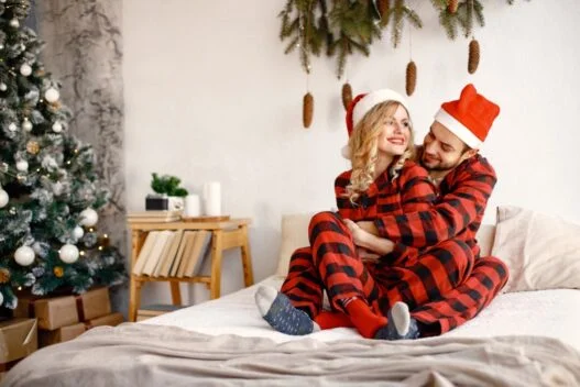 Par i julepyjamas